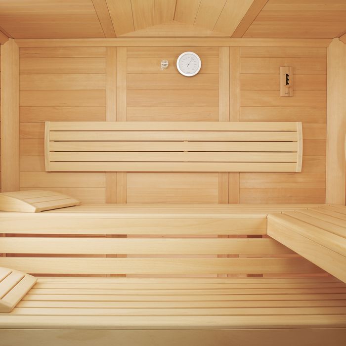 Massivholzsauna EMPIRE: Ganz in karelischer Fichte wirkt diese Sauna besonders natürlich und bietet dem Auge durch die lebhafte Maserung des Holzes viel Abwechslung